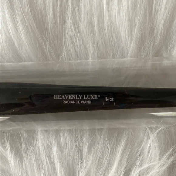 New IT Cosmetics Heavenly Luxe Radiance   Brush #14 - Picture 8 of 9